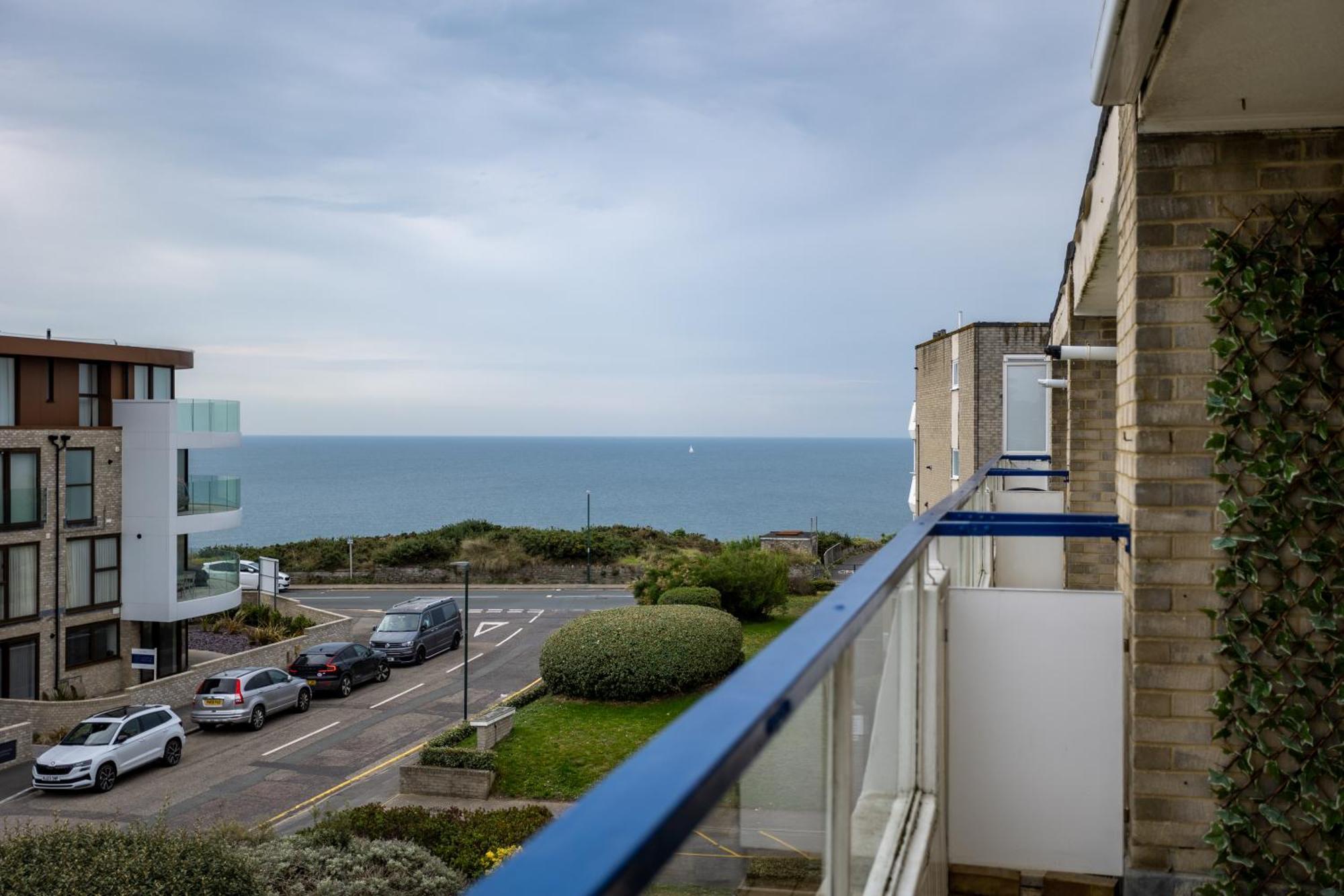 Stunning 2 Bed & 2 Bath, Seaview, Pets Welcome! * Bornemouth